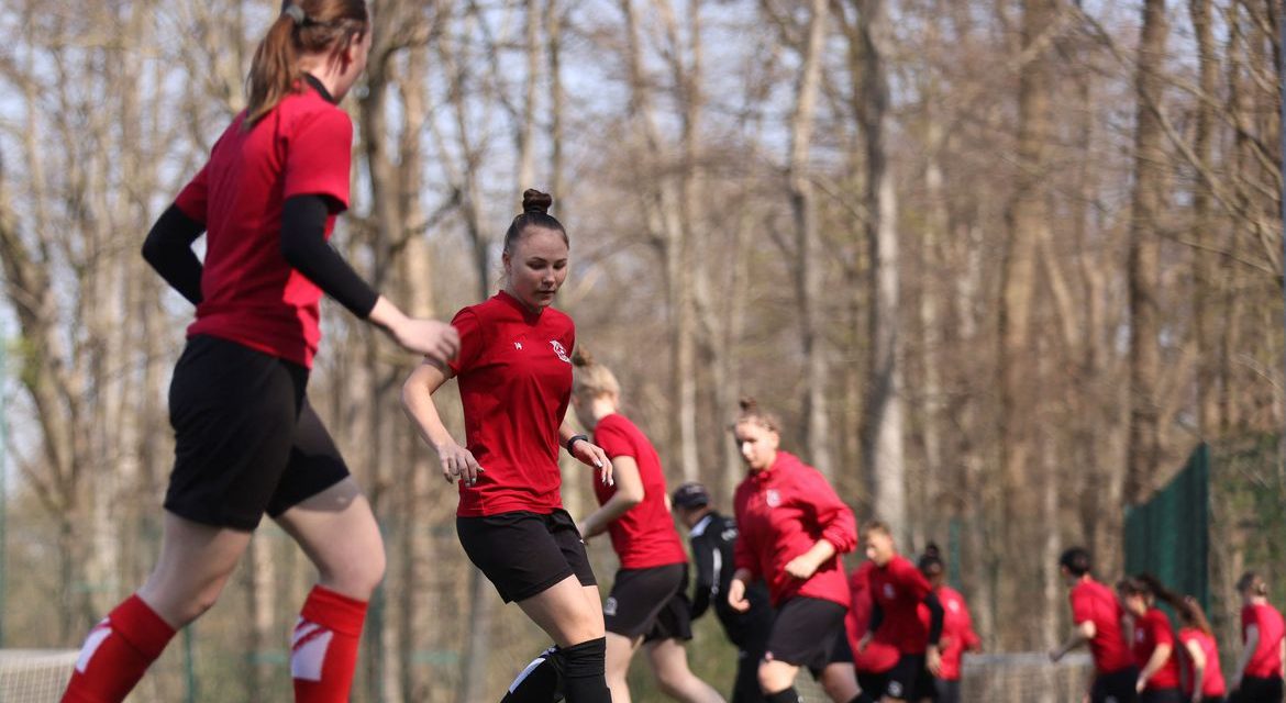 Futebol feminino: após fugir da Ucrânia, time treina em clube alemão Equipe do Kryvbas foi acolhida pelo Colônia, 7º colocado da Bundesliga