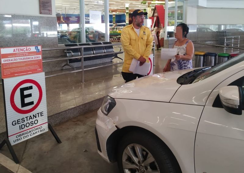 Agentes de trânsito orientam motoristas sobre o uso de vagas exclusivas para idosos e PcDs