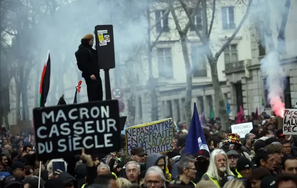 O dia de protestos na França após decreto de Macron para reforma da previdência