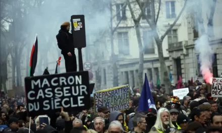 O dia de protestos na França após decreto de Macron para reforma da previdência