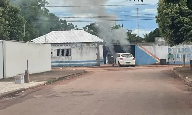 Criminosos armados com fuzis invadem base da PM e explodem empresa de transporte de valores em MT