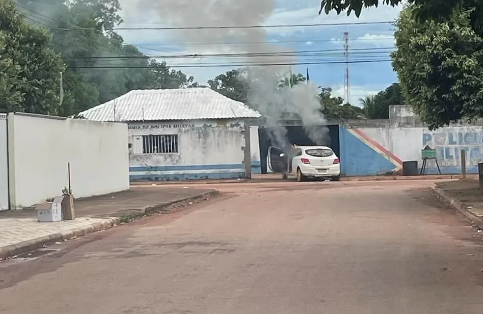 Criminosos armados com fuzis invadem base da PM e explodem empresa de transporte de valores em MT