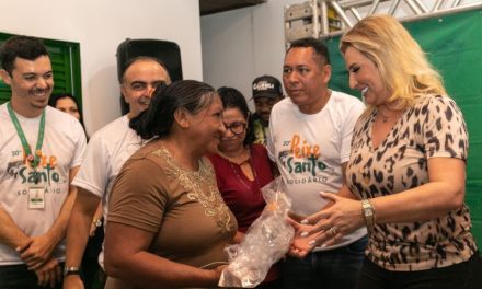 Primeira-dama entrega peixes para idosos e promete retorno da ‘Pescaria da Melhor Idade