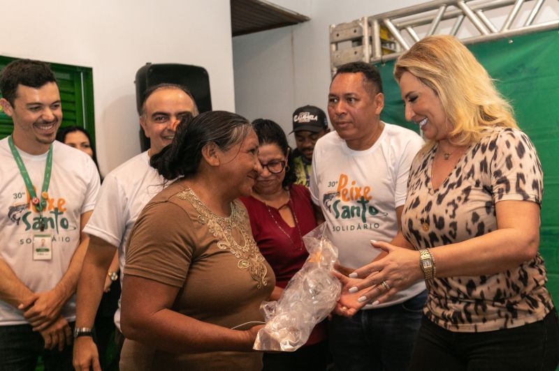 Primeira-dama entrega peixes para idosos e promete retorno da ‘Pescaria da Melhor Idade