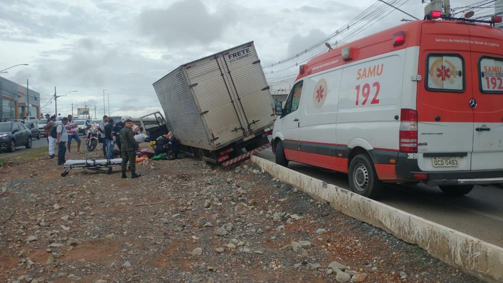 Motorista tem mal súbito e joga caminhão no canteiro da Av da Feb