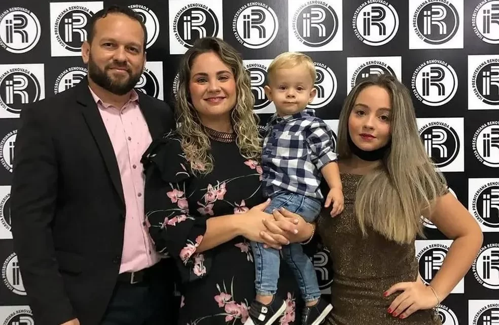 Pai, mãe e filhos morrem após carro e carreta baterem de frente em MT