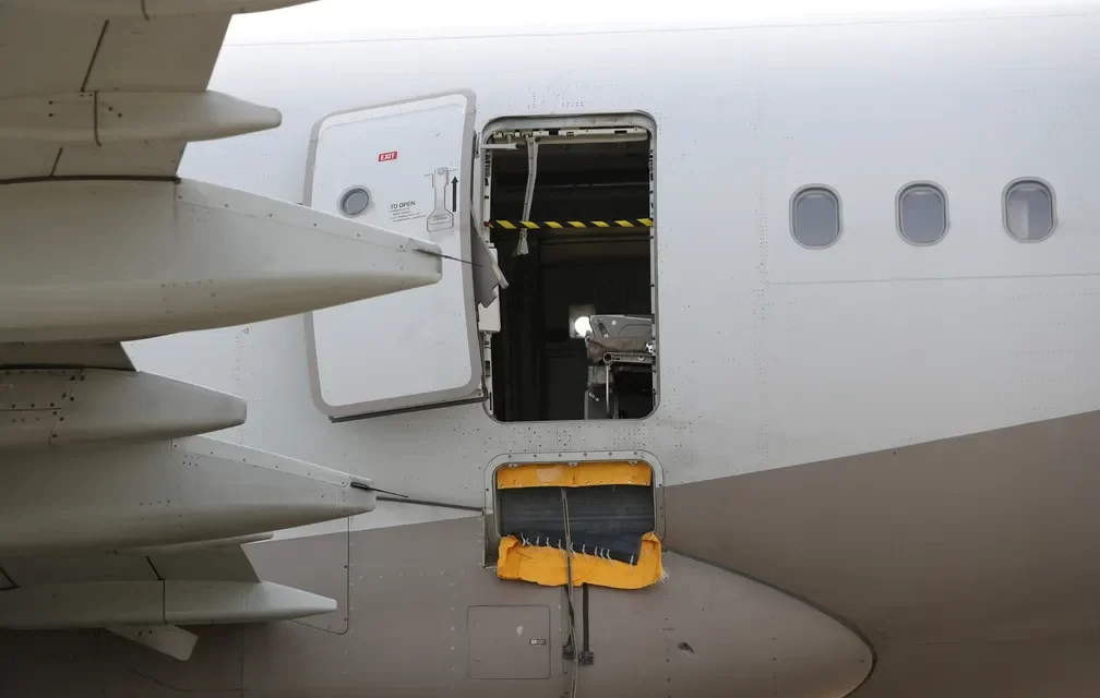 Homem é preso por abrir porta de avião durante o voo na Coreia do Sul