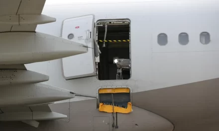 Homem é preso por abrir porta de avião durante o voo na Coreia do Sul