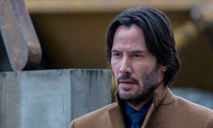 Keanu Reeves é surpreendido com policiais em sua casa