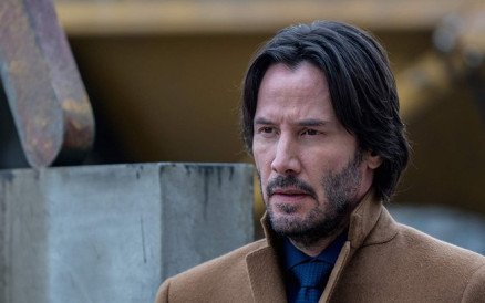 Keanu Reeves é surpreendido com policiais em sua casa