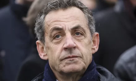 Ex-presidente francês Sarkozy usará tornozeleira eletrônica após perder recurso em caso por corrupção