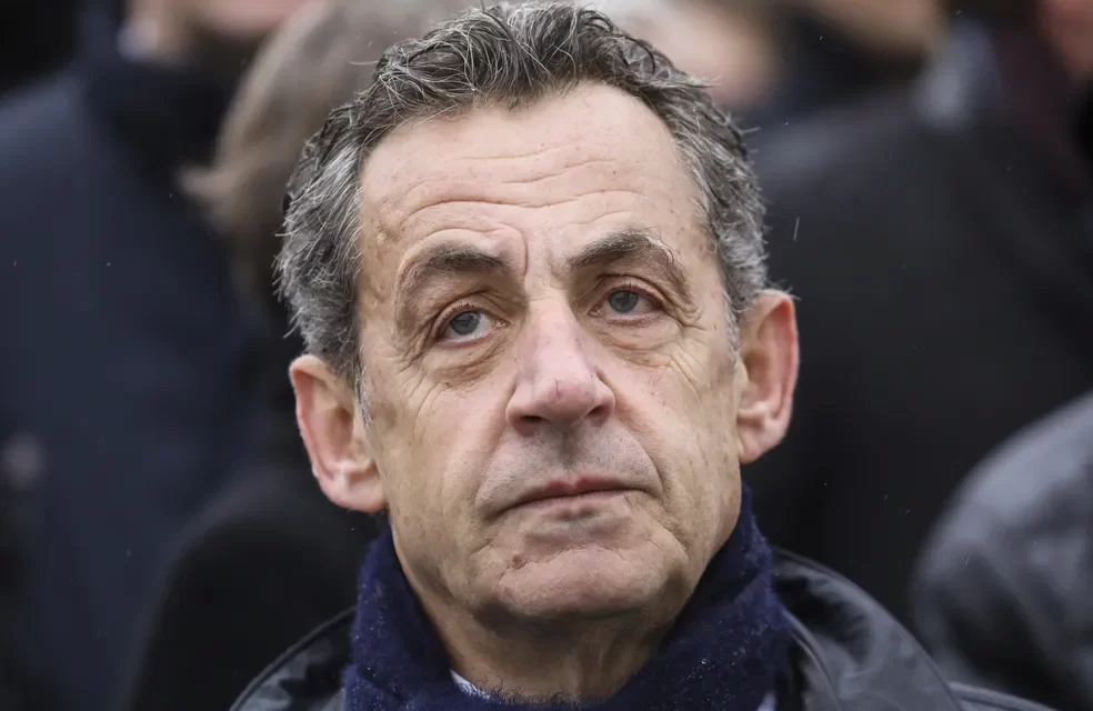 Ex-presidente francês Sarkozy usará tornozeleira eletrônica após perder recurso em caso por corrupção