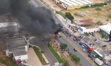 Protesto de entregadores de aplicativo bloqueia avenida de Cuiabá após morte de motoboy