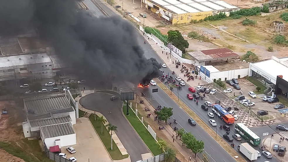 Protesto de entregadores de aplicativo bloqueia avenida de Cuiabá após morte de motoboy