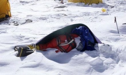 Guia carrega alpinista nas costas por 6 horas e o salva na ‘zona da morte’ do Everest