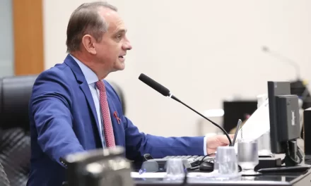 Deputado é retirado de comissão que investiga parlamentar que comparou gravidez de mulheres com gestação de vacas em MT