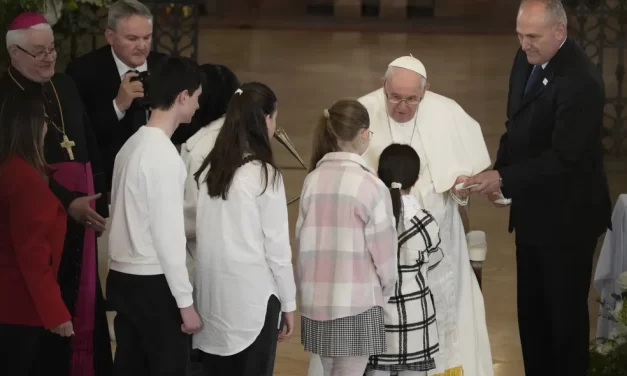 Papa é hospitalizado para exames