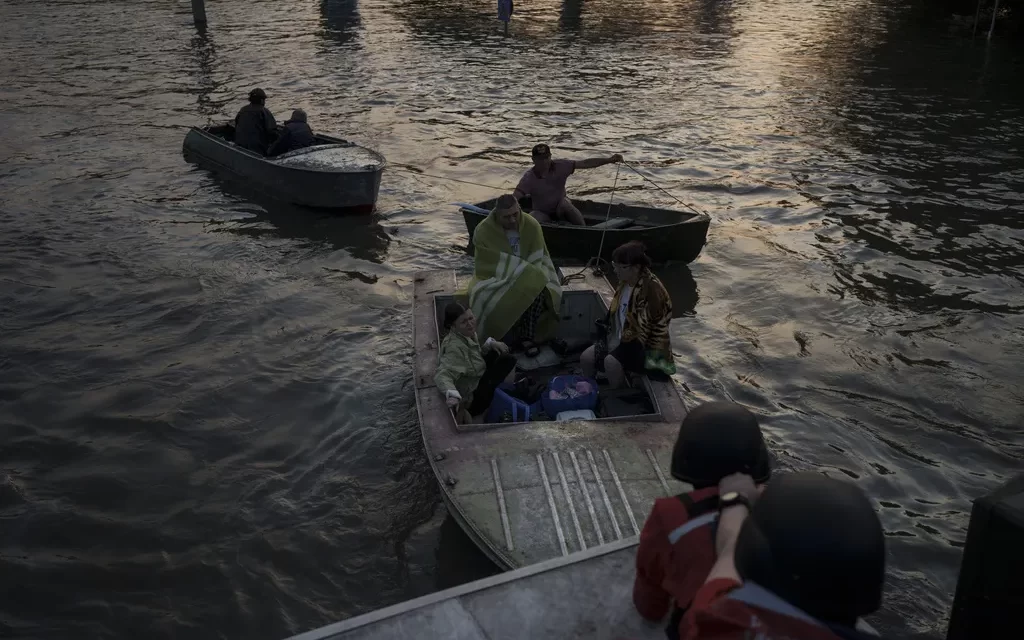 Moradores de ilha fogem de inundação após o destruição de represa na Ucrânia; cachorros ficam para trás