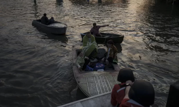 Moradores de ilha fogem de inundação após o destruição de represa na Ucrânia; cachorros ficam para trás