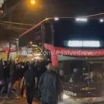 Delegação do Corinthians é alvo de protesto em Santos e retorna para São Paulo