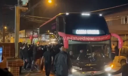 Delegação do Corinthians é alvo de protesto em Santos e retorna para São Paulo