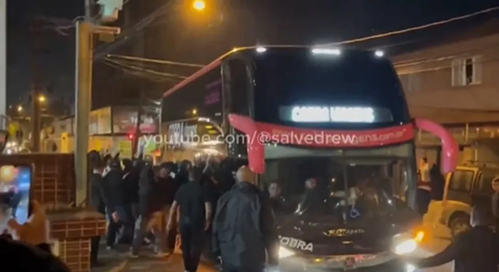 Delegação do Corinthians é alvo de protesto em Santos e retorna para São Paulo