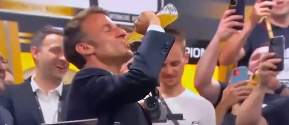 Macron bebe cerveja com apenas um gole e gera polêmica na França