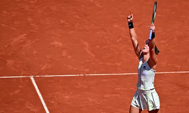 Bia Haddad faz história em 4h, vence e vai às quartas em Roland Garros