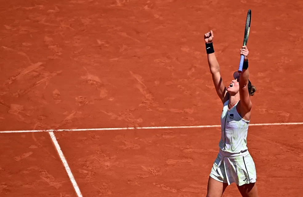 Bia Haddad faz história em 4h, vence e vai às quartas em Roland Garros