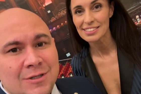 Abilio convida deputada italiana para comer baguncinha; veja vídeo