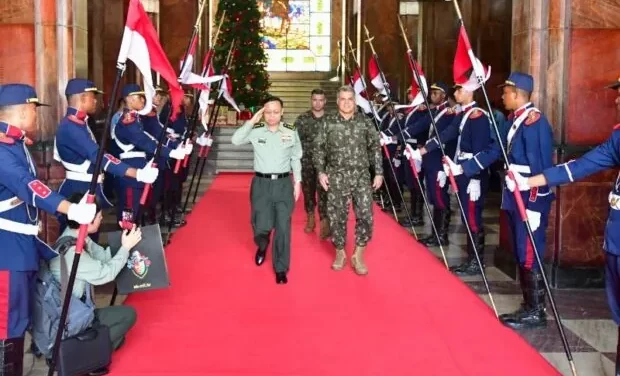 Poder militar chinês desembarca no Brasil: General Xiao Tianliang lidera visita ao Comando Militar do Leste com 16 oficiais do Exército de Libertação Popular