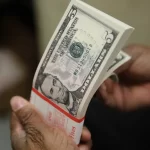 Dólar abre em alta e bate R$ 6,16, com avaliação final do pacote de corte de gastos; Ibovespa cai