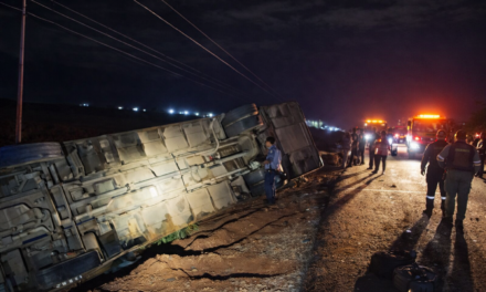 Ônibus com passageiros sofre capotamento na BR-163 em Mato Grosso