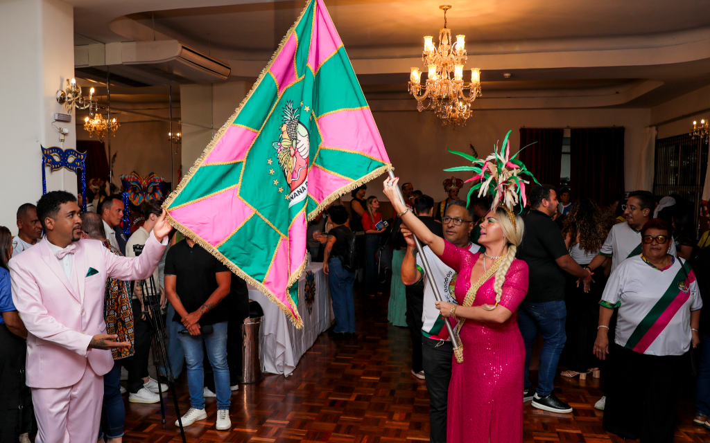 Desfiles das comissões de frente de escolas e blocos marcam lançamento do Carnaval de Cuiabá