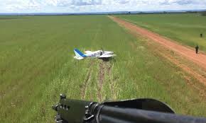 Aeronave com meia tonelada de cocaína é interceptada em pista irregular de MT; imagens