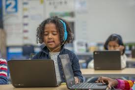 Escolas ampliam uso da tecnologia para fortalecer aprendizagem dos alunos